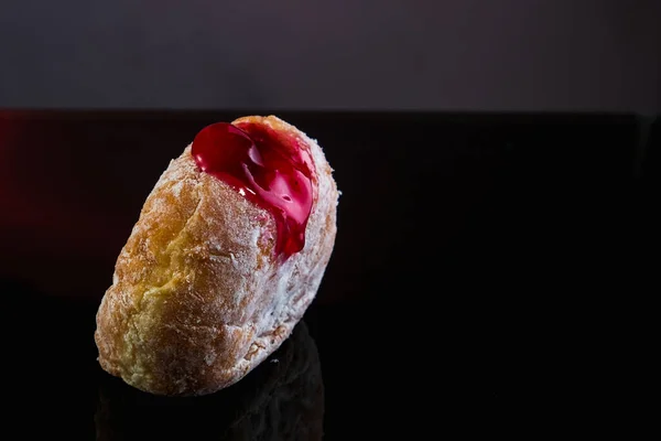 Bomboloni Donut Met Jam Vulling Poedersuiker Witte Plaat — Stockfoto