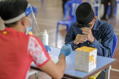 Muadzam Şah, Malezya - 31 Ekim 2021: Lateral-Flow-Test Cavid tükürük için hızlı ev-kullanım test kiti - adım 2 - tükürük yoluyla tükürük yoluyla plastik tüp örnek toplamak için tükürük.
