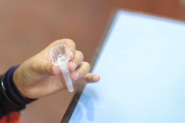 Lateral-Flow-Test covid hızlı tükürük için ev-kullanım test kiti - adım 2 - tükürük ağızla tükürük yoluyla plastik tüp örnek toplamak.