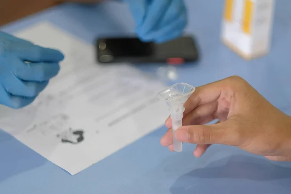 Lateral-Flow-Test covid hızlı tükürük için ev-kullanım test kiti - adım 2 - tükürük ağızla tükürük yoluyla plastik tüp örnek toplamak.