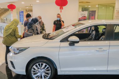 Kuantan, Malezya - 8 Ocak 2022: Kuantan, Malezya 'daki Honda araba galerisi. 2022 Honda Şehri Hatchback.
