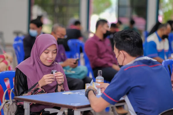 マレーシアのムアドザムシャー 2022年1月25日 教員がホールで唾液サンプルを用いてCovid 19の迅速な試験を行う — ストック写真