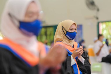Muadzam Şah, Malezya - 25 Şubat 2022: Kolej tarafından düzenlenen törende neşeli yüzler. Başarılı olmak için çok çalıştıktan sonra öğrencinin ne kadar minnettar olduğunu gösterdi..