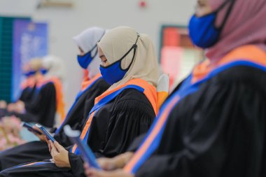 Muadzam Şah, Malezya - 25 Şubat 2022: Kolej tarafından düzenlenen törende neşeli yüzler. Başarılı olmak için çok çalıştıktan sonra öğrencinin ne kadar minnettar olduğunu gösterdi..