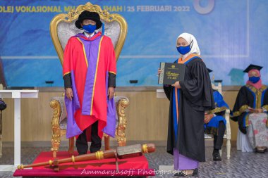 Muadzam Şah, Malezya - 25 Şubat 2022: Kolej tarafından düzenlenen törende neşeli yüzler. Başarılı olmak için çok çalıştıktan sonra öğrencinin ne kadar minnettar olduğunu gösterdi..