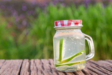Kavanozda kireç olan detoks suyu kırsal ahşap