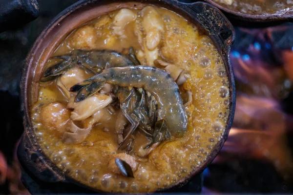 Maceta Arcilla Mee Kari Fideos Curry Con Ingredientes Sabrosos Cocinados — Foto de Stock