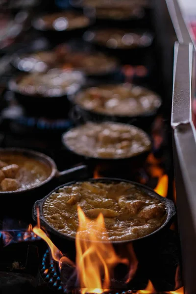 Maceta Arcilla Mee Kari Fideos Curry Con Ingredientes Sabrosos Cocinados —  Fotos de Stock