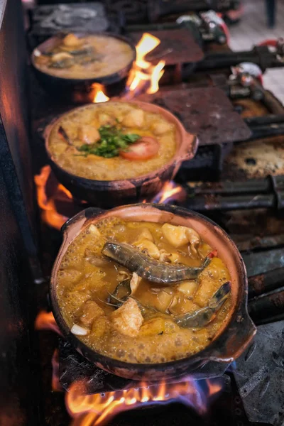 Pentola Argilla Mee Kari Tagliatelle Curry Con Saporiti Ingredienti Cotti — Foto Stock