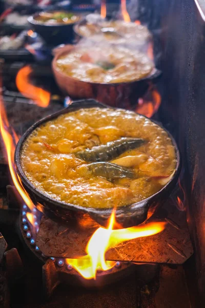 Clay Pot Mee Kari Lub Makaron Curry Aromatycznych Gotowanych Składników — Zdjęcie stockowe