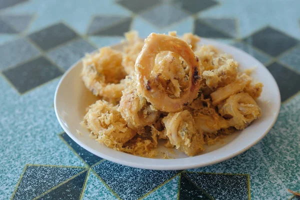 深炸鱿鱼 Deep Fried Squid或Sotong Celup Tepung 是Terengganu最有名的炸鱿鱼 乌贼用面粉煎 成了旅游胜地 — 图库照片
