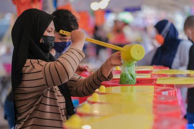 Segamat, Malezya - 2 Nisan 2022: Müslimler için oruç aylarında Ramadhan pazarında çeşitli içecekler satıldı