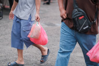Muadzan Şah, Malezya - 8 Nisan 2022: Muadzam Şah 'taki bir ramadhan pazarında kalabalık. Pazar, iftar veya buka puasa için çeşitli Malezya yemekleri sunan ünlü bir pazardır..