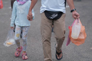 Muadzan Şah, Malezya - 8 Nisan 2022: Muadzam Şah 'taki bir ramadhan pazarında kalabalık. Pazar, iftar veya buka puasa için çeşitli Malezya yemekleri sunan ünlü bir pazardır..