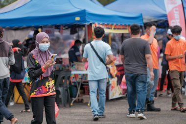 Muadzan Şah, Malezya - 8 Nisan 2022: Muadzam Şah 'taki bir ramadhan pazarında kalabalık. Pazar, iftar veya buka puasa için çeşitli Malezya yemekleri sunan ünlü bir pazardır..
