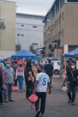 Muadzan Şah, Malezya - 8 Nisan 2022: Muadzam Şah 'taki bir ramadhan pazarında kalabalık. Pazar, iftar veya buka puasa için çeşitli Malezya yemekleri sunan ünlü bir pazardır..