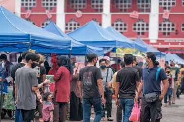 Muadzan Şah, Malezya - 8 Nisan 2022: Muadzam Şah 'taki bir ramadhan pazarında kalabalık. Pazar, iftar veya buka puasa için çeşitli Malezya yemekleri sunan ünlü bir pazardır..