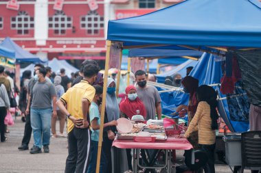 Muadzan Şah, Malezya - 8 Nisan 2022: Muadzam Şah 'taki bir ramadhan pazarında kalabalık. Pazar, iftar veya buka puasa için çeşitli Malezya yemekleri sunan ünlü bir pazardır..