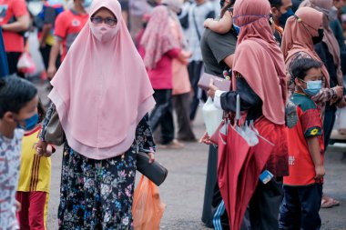 Muadzan Şah, Malezya - 8 Nisan 2022: Muadzam Şah 'taki bir ramadhan pazarında kalabalık. Pazar, iftar veya buka puasa için çeşitli Malezya yemekleri sunan ünlü bir pazardır..