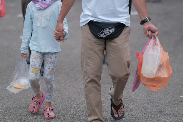 Muadzan Şah, Malezya - 8 Nisan 2022: Muadzam Şah 'taki bir ramadhan pazarında kalabalık. Pazar, iftar veya buka puasa için çeşitli Malezya yemekleri sunan ünlü bir pazardır..