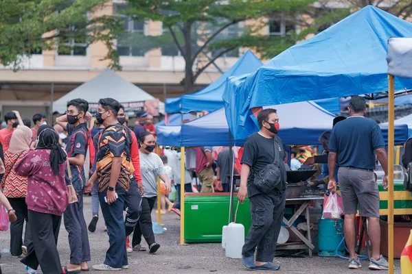 Muadzan Şah, Malezya - 8 Nisan 2022: Muadzam Şah 'taki bir ramadhan pazarında kalabalık. Pazar, iftar veya buka puasa için çeşitli Malezya yemekleri sunan ünlü bir pazardır..