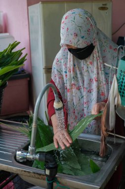 Muadzan Şah, Malezya - 16 Nisan 2022: Bubur Lambuk adlı lezzetli geleneksel lapayı pişirmeye, hazırlamaya ve dağıtmaya yardım eden gönüllüler.