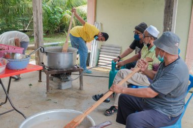 Muadzan Şah, Malezya - 16 Nisan 2022: Bubur Lambuk adlı lezzetli geleneksel lapayı pişirmeye, hazırlamaya ve dağıtmaya yardım eden gönüllüler.