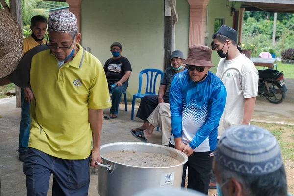 Muadzan Şah, Malezya - 16 Nisan 2022: Bubur Lambuk adlı lezzetli geleneksel lapayı pişirmeye, hazırlamaya ve dağıtmaya yardım eden gönüllüler.