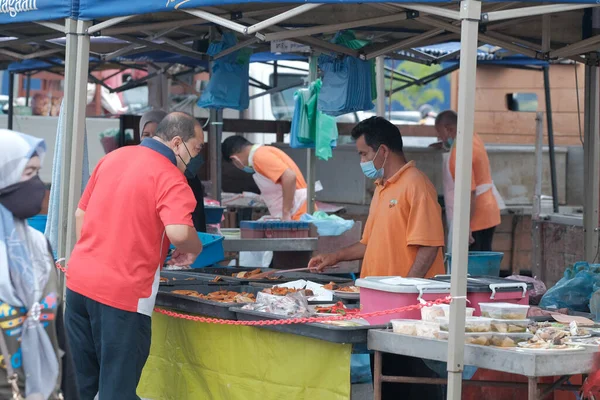 Beserah Malezja Kwietnia 2022 Sprzedawca Ryb Oferujący Świeże Ryby Targu — Zdjęcie stockowe