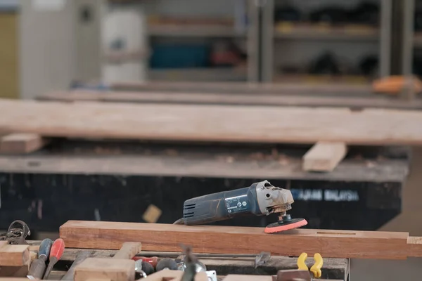 高级男性木匠或木匠在车间使用电动砂磨机处理木材 联合生产木制家具的工作 小企业概念 — 图库照片
