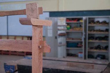 Üst düzey erkek marangoz atölyede konsol masası yapıyor. Ahşap mobilya üretiminde doğrama işi. Küçük İş Konsepti