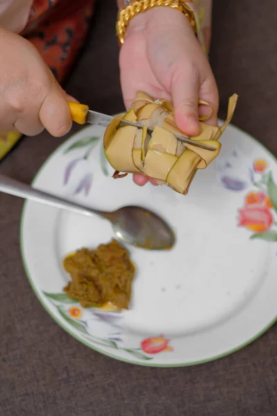 Ketupat 米饺子 Rendang 木制背景 Ketupat是穆巴拉克开斋节期间用椰子叶制成的天然稻壳 用于烹调水稻 — 图库照片