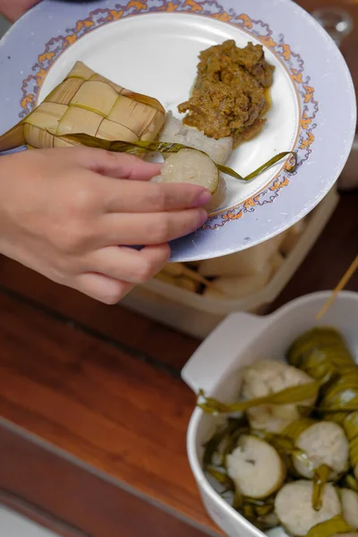 Ketupat Rice Dumpling Satay Lodeh Rendang Wooden Background Ketupat Natural — Foto de Stock