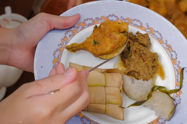 Ketupat Reisknödel Und Rendang Auf Holzgrund Ketupat Ist Ein Natürlicher — Stockfoto