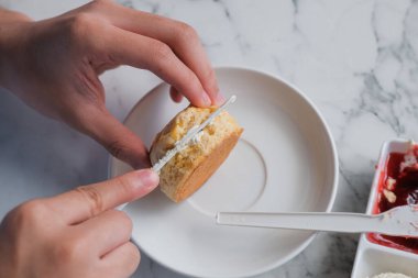 Çilek reçeli ve kaymak ile çörek.