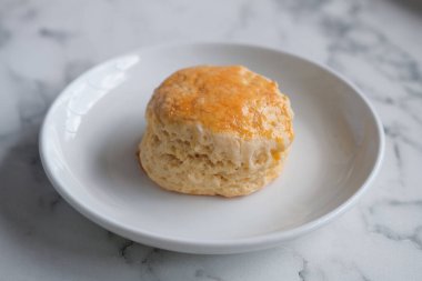 Çilek reçeli ve kaymak ile çörek.