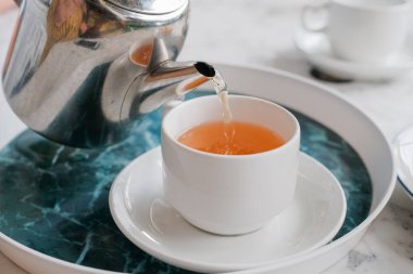 çay bir fincan çay dökülen