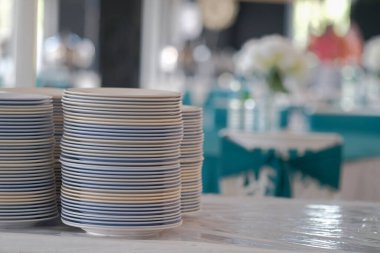 Düğün resepsiyonunda masa hazırlıyorum. Seçici Odaklanma