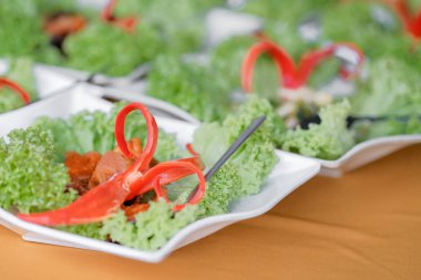 Düğün resepsiyonunda masa hazırlıyorum. Seçici Odaklanma