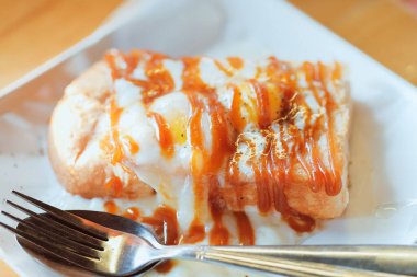 Roti bakar veya tost ekmeği, şeker, margarin, tereyağı, yumurta ve reçel gibi iki dilim ekmek ve dolgu malzemesinden oluşan bir Malezya sandviçi.