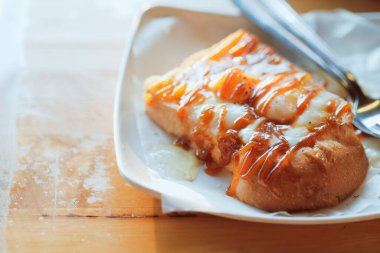 Roti bakar veya tost ekmeği, şeker, margarin, tereyağı, yumurta ve reçel gibi iki dilim ekmek ve dolgu malzemesinden oluşan bir Malezya sandviçi.