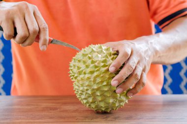 Kıdemli adam meyve kralı 