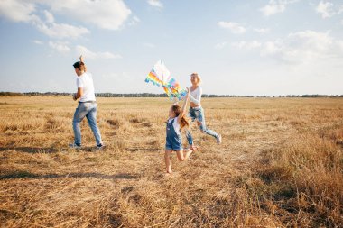 bir uçurtma ile oynarken aile