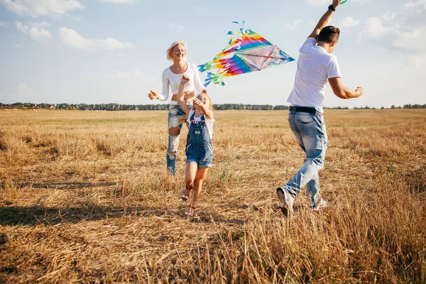 家庭玩风筝 — 图库照片