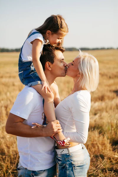 Genitori Giocano Giochi Attivi Con Loro Figlia — Foto Stock