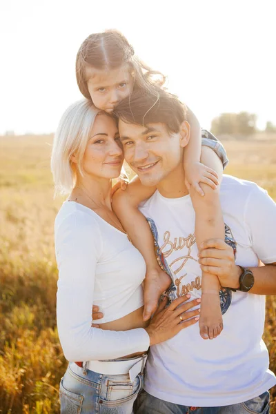 Pais Jogam Jogos Ativos Com Sua Filha Natureza — Fotografia de Stock