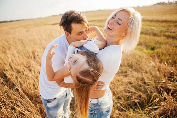 Ragazza Volante Tra Braccia Dei Genitori Natura — Foto Stock