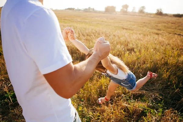 在大自然父母的怀抱中飞翔的女孩 — 图库照片
