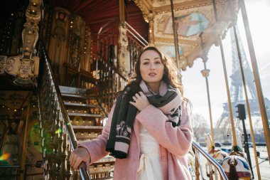 Eyfel Kulesi 'nin arka planında güzel bir kız