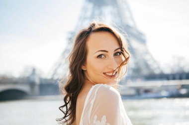 Eyfel Kulesi 'nin arka planında güzel bir kız